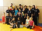 Harvinaisen komeaa porukka ViVon paidoissa. 