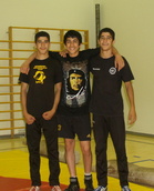 Kolme kovaa valmentajaa. Saas nähdä kuka pojista aloittaa ensimmäisenä oman ryhmän valmentaja.