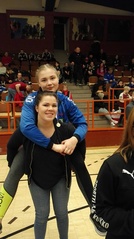 Valmentaja kantaa painijan huolet. Tai ainakin painijan. Noora painijana ja Heli valmentajana saivat Tampereelta molemmat ensimmäiset Suomen mestaruutensa.