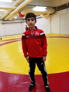 Sovituskappaleet on punaisia, mutta seura-asun väri tulee olemaan musta-harmaa. Tässä harteikas Milan esittelee 128 sentin pusakkaa.