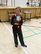 Pääkkösen Olavi palkittiin kisojen parhaana alokkaana. Palkintoa kelpasi esitellä.