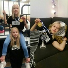 Heikkisen sisarukset, tyttöjen parhaana palkittu Martta reppuselässä.