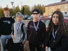 Mitalit kaulassa poseeraavat Olavi, Veetu ja Marjaana on valittu vapaapainin maajoukkueringissä. Vasemmalla poseeraava Pietari oli mukana tammikuussa krekon Himberg Haastajien leirillä.